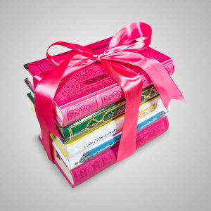 چند قران بسته بندی شده با روبانی به رنگ صورتی